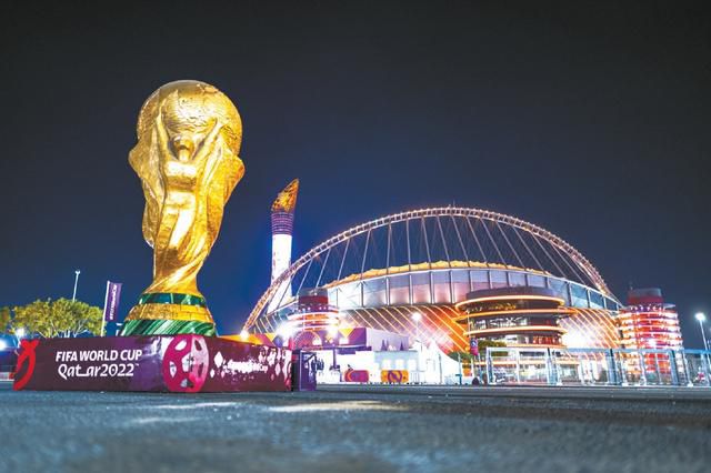 肯尼迪的遇刺成了一桩美国汗青上的悬案，片子从头审阅了那一段汗青，到底杀手是一个通俗人，仍是全部复杂的政治诡计，本相和幻象，都在查询拜访中垂垂露出眉目。总统遇刺的两小时内，官方认定的凶手即被拘系，他就是里·哈威·奥斯瓦多。但是偶合的是，在随后的一个小时，这个嫌疑犯却火速被 一位地痞杀死。颠末查询拜访，官方仍是认定里·哈威·奥斯瓦多为真凶。可是，三年后的一个美国处所查察官吉姆·加里森（凯文·科斯特纳 Kevin Costner 饰），却发现肯尼迪中弹的蹊跷，从而猜测昔时官方的误判，接下来，他的侦察连累着一个汗青上的惊天诡计。